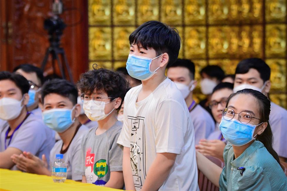 Nghệ sĩ hài Lâm Vỹ Dạ nghẹn ngào chia sẻ về mẹ trong talkshow “Vì sao tôi theo đạo Phật” tại chùa Giác Ngộ