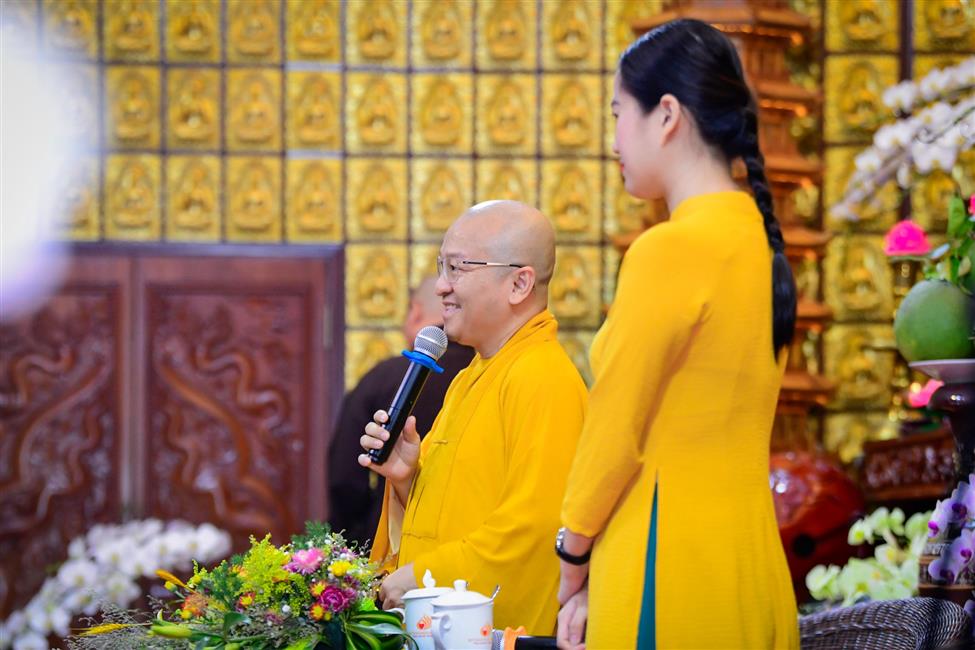 Nghệ sĩ hài Lâm Vỹ Dạ nghẹn ngào chia sẻ về mẹ trong talkshow “Vì sao tôi theo đạo Phật” tại chùa Giác Ngộ