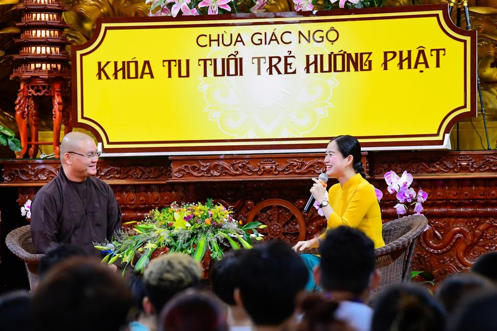 Nghệ sĩ hài Lâm Vỹ Dạ nghẹn ngào chia sẻ về mẹ trong talkshow “Vì sao tôi theo đạo Phật” tại chùa Giác Ngộ