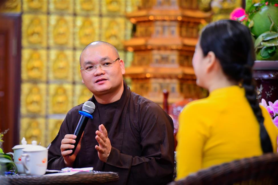 Nghệ sĩ hài Lâm Vỹ Dạ nghẹn ngào chia sẻ về mẹ trong talkshow “Vì sao tôi theo đạo Phật” tại chùa Giác Ngộ