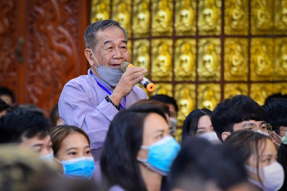 Nghệ sĩ hài Lâm Vỹ Dạ nghẹn ngào chia sẻ về mẹ trong talkshow “Vì sao tôi theo đạo Phật” tại chùa Giác Ngộ