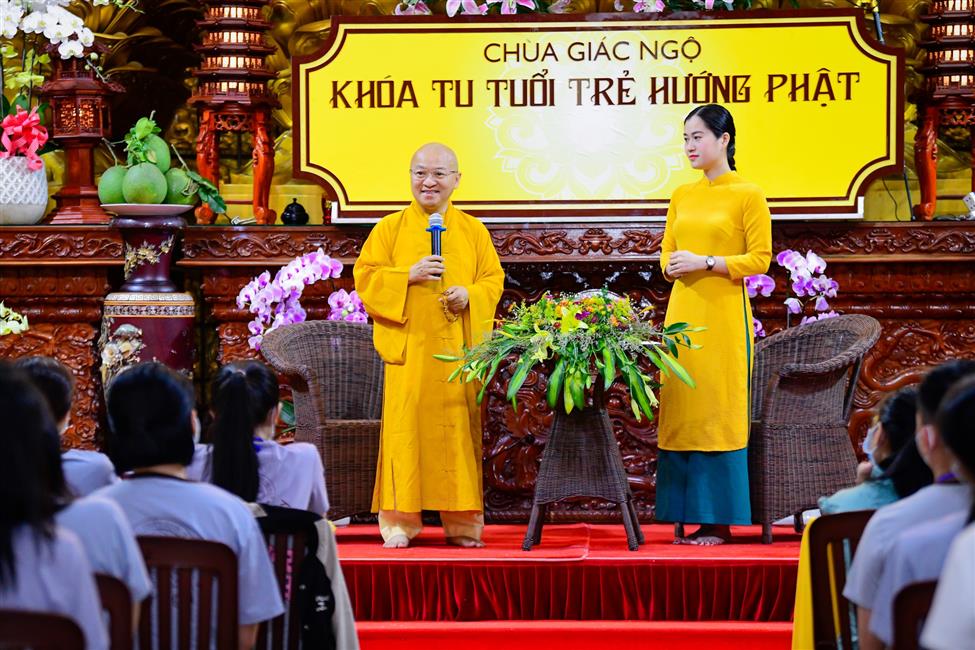 Nghệ sĩ hài Lâm Vỹ Dạ nghẹn ngào chia sẻ về mẹ trong talkshow “Vì sao tôi theo đạo Phật” tại chùa Giác Ngộ
