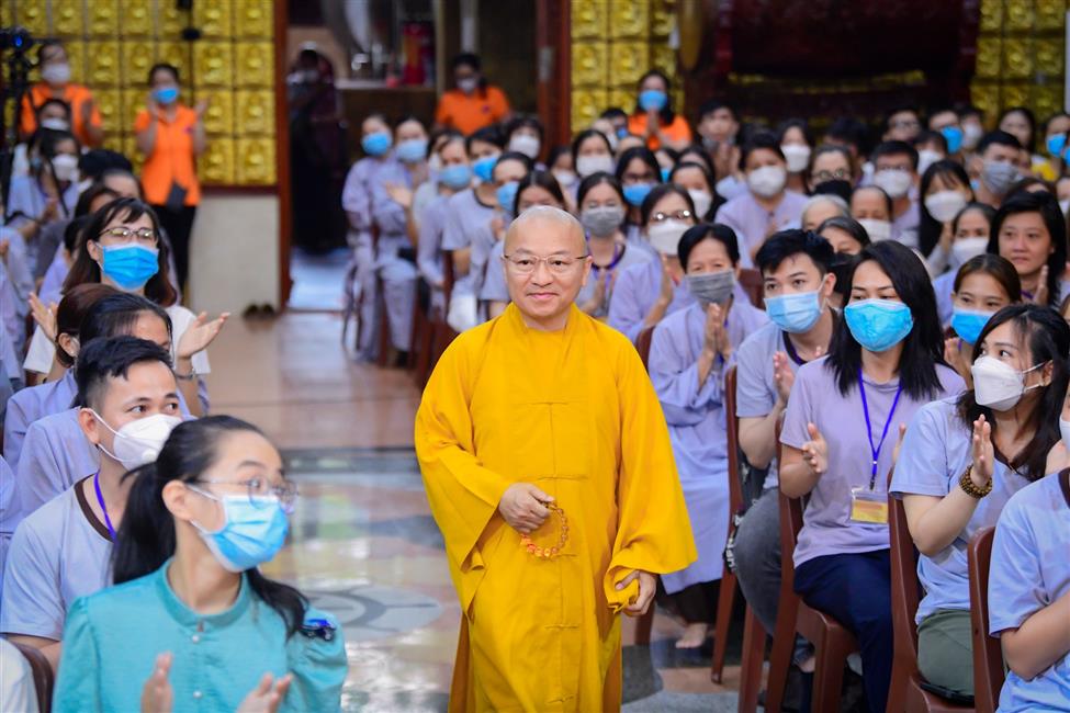 Nghệ sĩ hài Lâm Vỹ Dạ nghẹn ngào chia sẻ về mẹ trong talkshow “Vì sao tôi theo đạo Phật” tại chùa Giác Ngộ