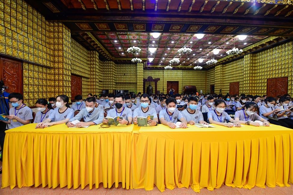 Nghệ sĩ hài Lâm Vỹ Dạ nghẹn ngào chia sẻ về mẹ trong talkshow “Vì sao tôi theo đạo Phật” tại chùa Giác Ngộ
