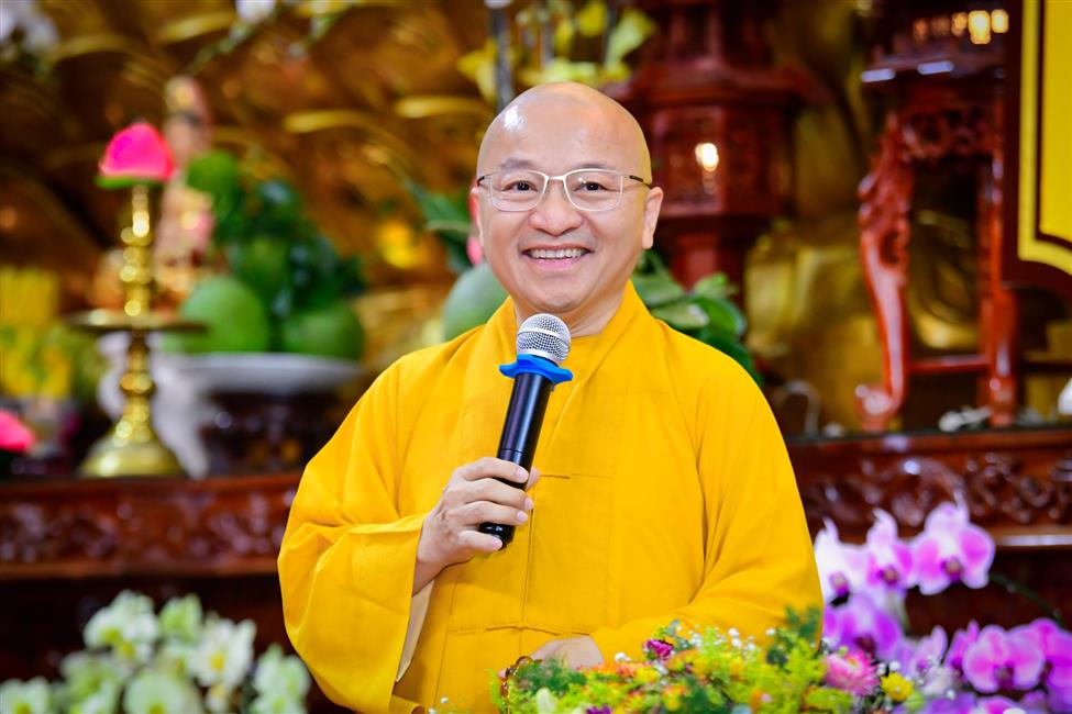 Nghệ sĩ hài Lâm Vỹ Dạ nghẹn ngào chia sẻ về mẹ trong talkshow “Vì sao tôi theo đạo Phật” tại chùa Giác Ngộ