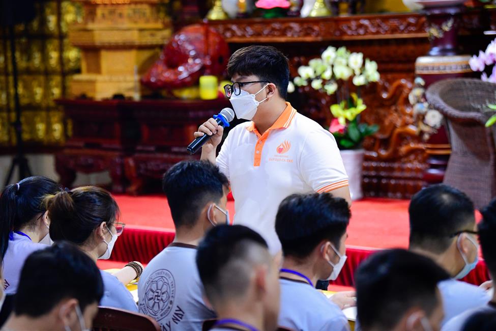 Nghệ sĩ hài Lâm Vỹ Dạ nghẹn ngào chia sẻ về mẹ trong talkshow “Vì sao tôi theo đạo Phật” tại chùa Giác Ngộ