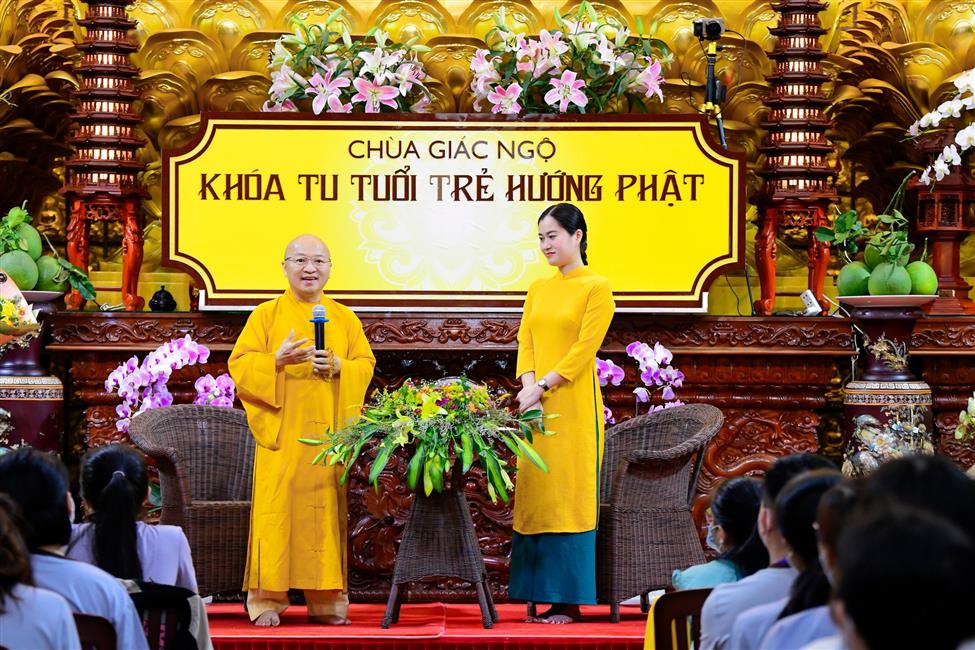 Nghệ sĩ hài Lâm Vỹ Dạ nghẹn ngào chia sẻ về mẹ trong talkshow “Vì sao tôi theo đạo Phật” tại chùa Giác Ngộ