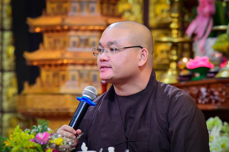 Nghệ sĩ hài Lâm Vỹ Dạ nghẹn ngào chia sẻ về mẹ trong talkshow “Vì sao tôi theo đạo Phật” tại chùa Giác Ngộ
