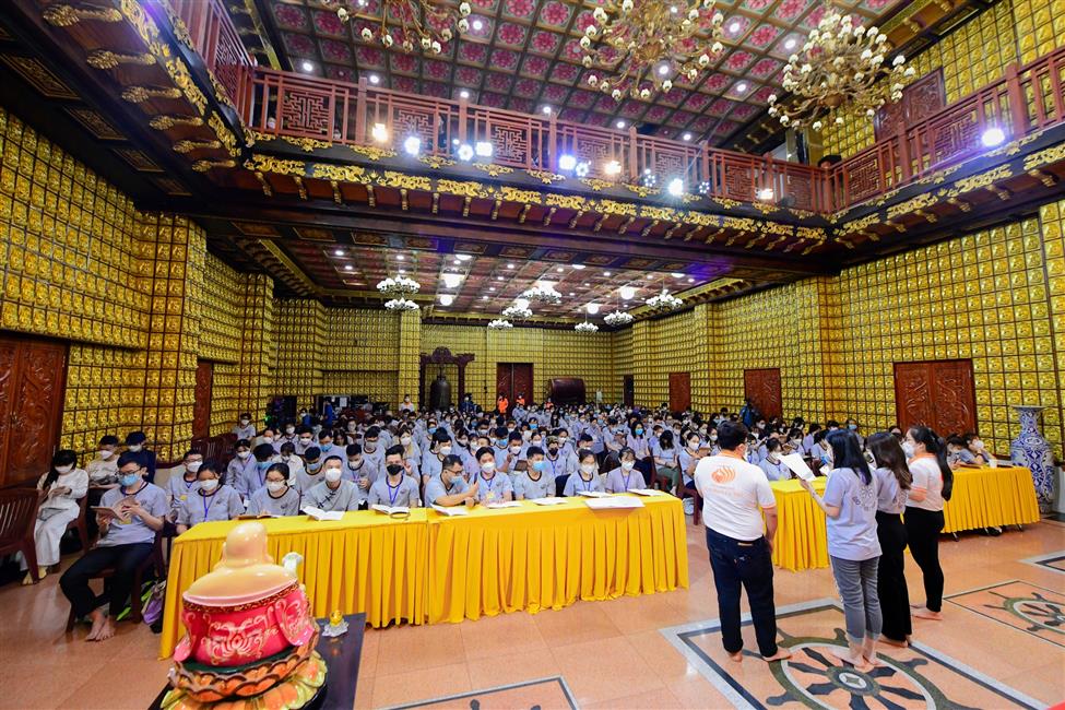 Nghệ sĩ hài Lâm Vỹ Dạ nghẹn ngào chia sẻ về mẹ trong talkshow “Vì sao tôi theo đạo Phật” tại chùa Giác Ngộ