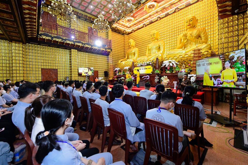 Nghệ sĩ hài Lâm Vỹ Dạ nghẹn ngào chia sẻ về mẹ trong talkshow “Vì sao tôi theo đạo Phật” tại chùa Giác Ngộ