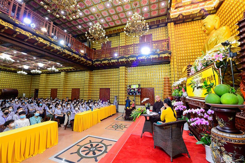 Nghệ sĩ hài Lâm Vỹ Dạ nghẹn ngào chia sẻ về mẹ trong talkshow “Vì sao tôi theo đạo Phật” tại chùa Giác Ngộ