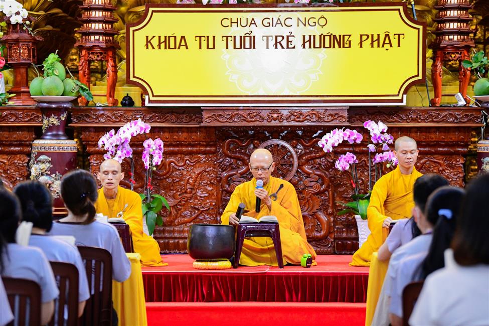 Nghệ sĩ hài Lâm Vỹ Dạ nghẹn ngào chia sẻ về mẹ trong talkshow “Vì sao tôi theo đạo Phật” tại chùa Giác Ngộ