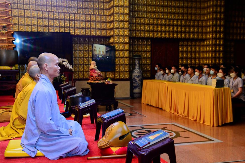 Nghệ sĩ hài Lâm Vỹ Dạ nghẹn ngào chia sẻ về mẹ trong talkshow “Vì sao tôi theo đạo Phật” tại chùa Giác Ngộ