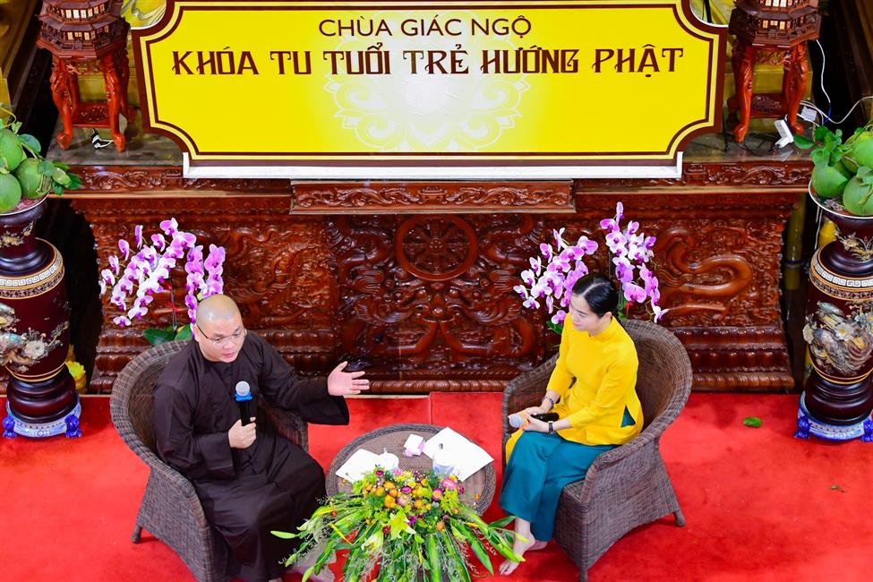 Nghệ sĩ hài Lâm Vỹ Dạ nghẹn ngào chia sẻ về mẹ trong talkshow “Vì sao tôi theo đạo Phật” tại chùa Giác Ngộ