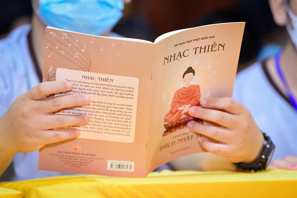 Nghệ sĩ hài Lâm Vỹ Dạ nghẹn ngào chia sẻ về mẹ trong talkshow “Vì sao tôi theo đạo Phật” tại chùa Giác Ngộ