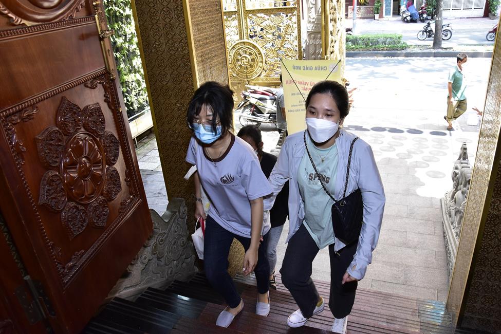 Chú cháu NSƯT Kim Tiểu Long - ca sĩ Saka Trương Tuyền: &quot;Chỉ có đạo Phật mới giúp mình biết thương người hơn&quot;