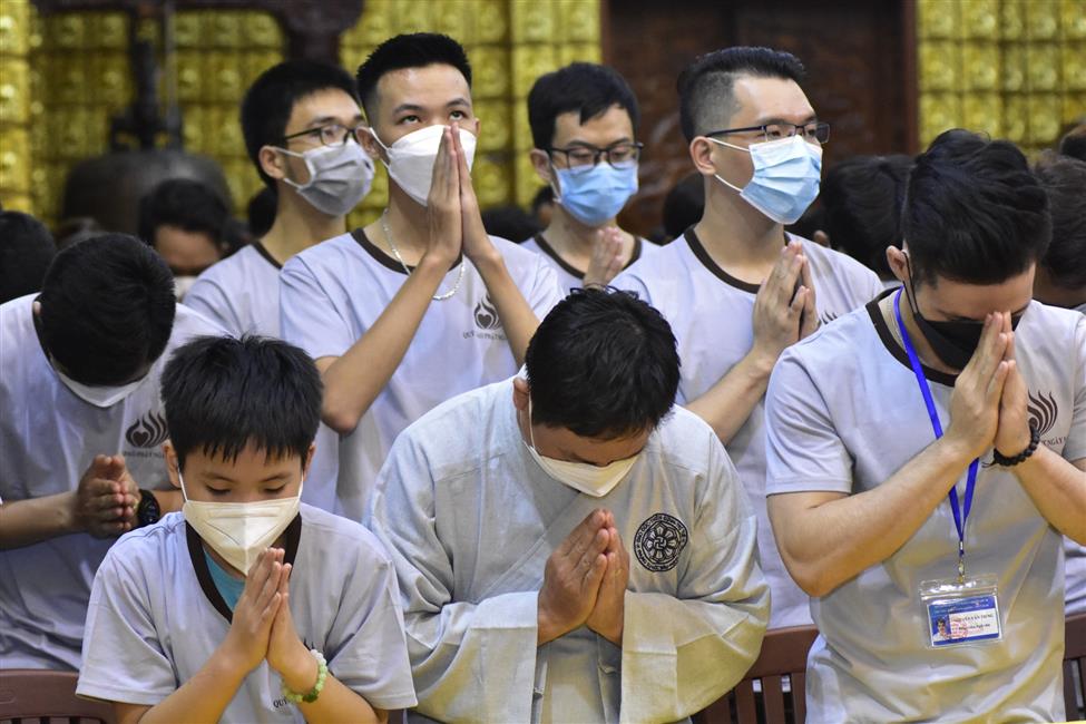 Chú cháu NSƯT Kim Tiểu Long - ca sĩ Saka Trương Tuyền: &quot;Chỉ có đạo Phật mới giúp mình biết thương người hơn&quot;
