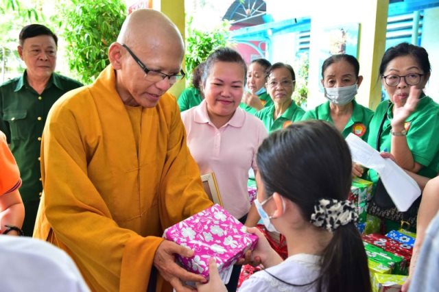 Trao Tặng Học Bổng Đến Trẻ Em Mồ Côi Vì Dịch Bệnh Covid-19 (C278)