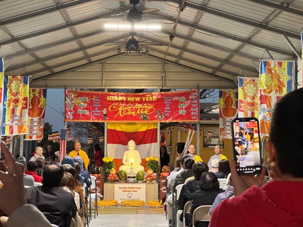 Viếng Thăm Chùa Đầu Năm