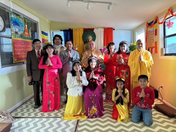 Viếng Thăm Chùa Đầu Năm