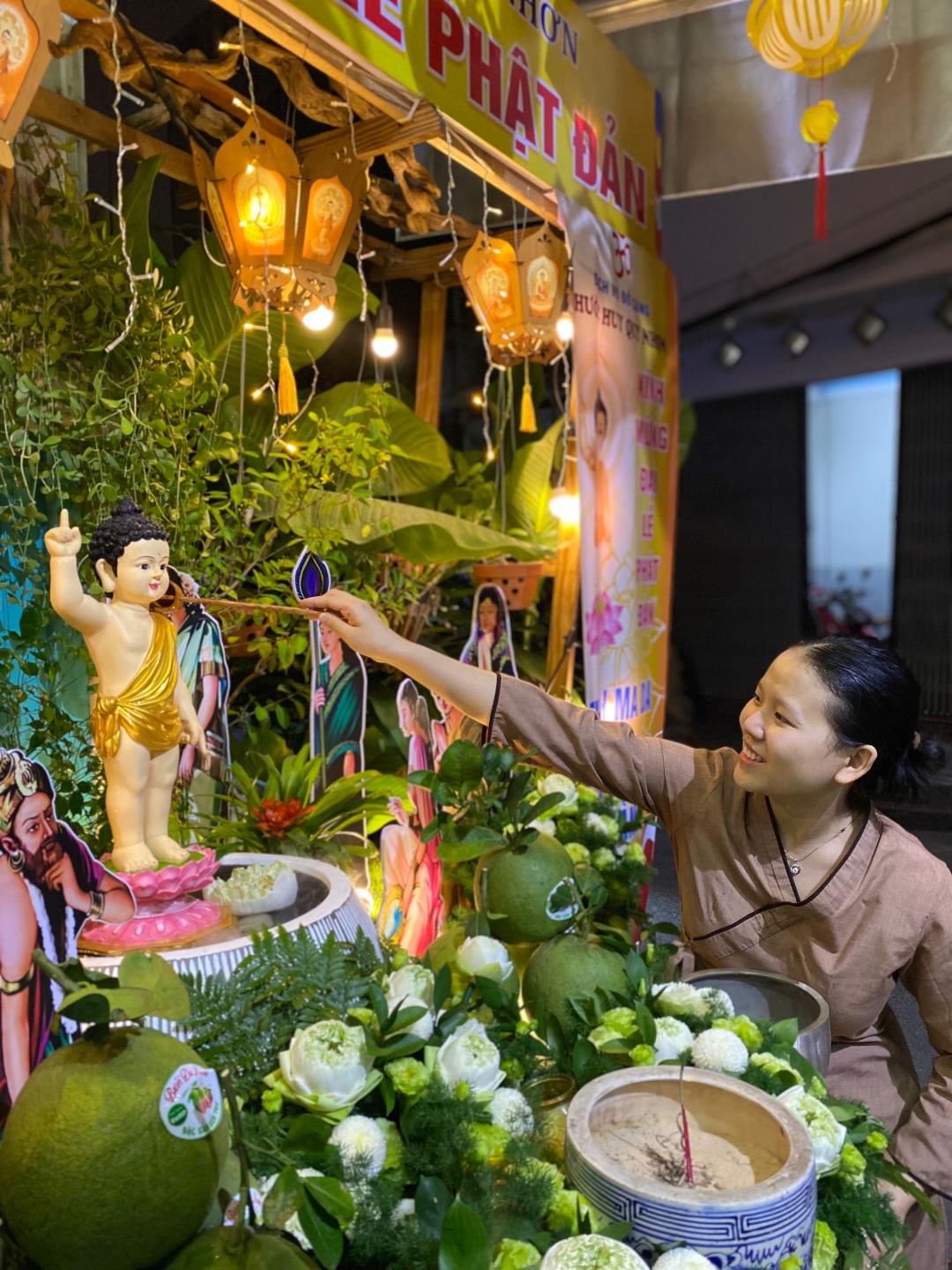 Đưa Phật Đản Đến Gần Hơn Với Mọi Người. Trang Trí Vườn Lâm Tì Ni và lễ Tắm Phật Mừng Phật Đản tại cửa hàng làm việc ở Quy Nhơn - Bình Định