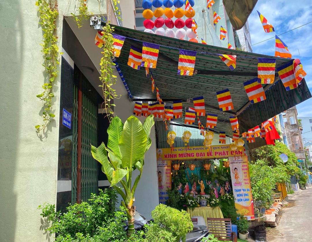 Đưa Phật Đản Đến Gần Hơn Với Mọi Người. Trang Trí Vườn Lâm Tì Ni và lễ Tắm Phật Mừng Phật Đản tại cửa hàng làm việc ở Quy Nhơn - Bình Định