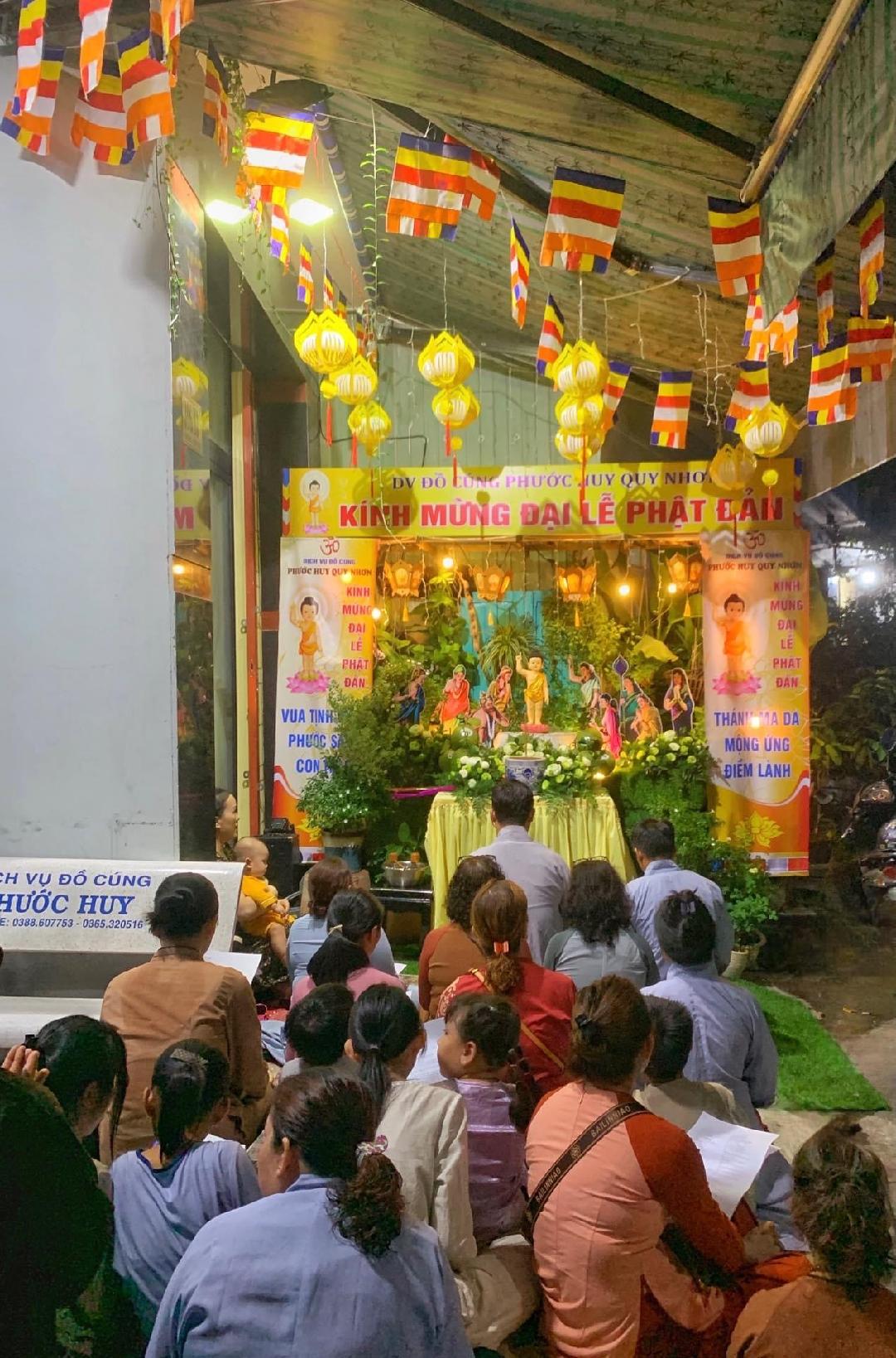 Đưa Phật Đản Đến Gần Hơn Với Mọi Người. Trang Trí Vườn Lâm Tì Ni và lễ Tắm Phật Mừng Phật Đản tại cửa hàng làm việc ở Quy Nhơn - Bình Định
