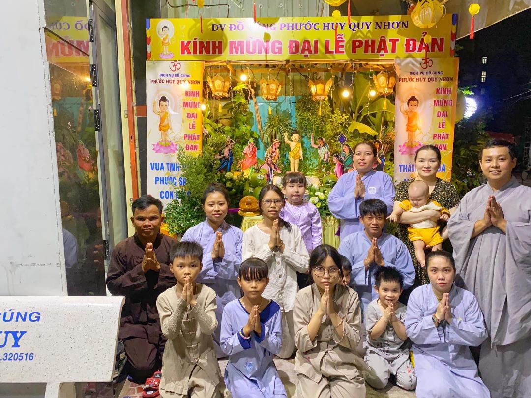 Đưa Phật Đản Đến Gần Hơn Với Mọi Người. Trang Trí Vườn Lâm Tì Ni và lễ Tắm Phật Mừng Phật Đản tại cửa hàng làm việc ở Quy Nhơn - Bình Định