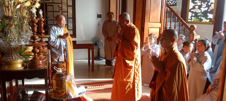 Phật tử cúng dường trường hạ tại Ninh Hoà