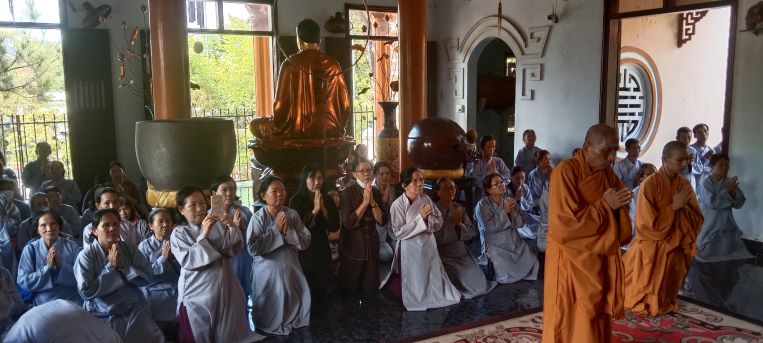 Phật tử cúng dường trường hạ tại Ninh Hoà