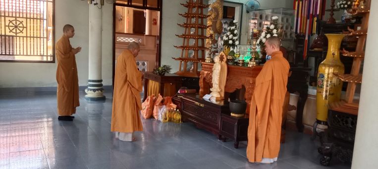 Phật tử cúng dường trường hạ tại Ninh Hoà