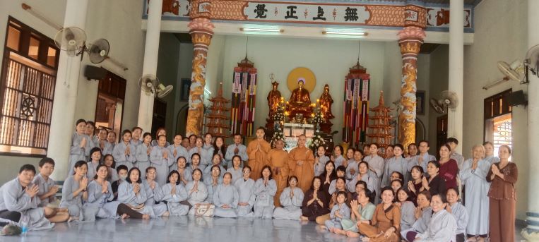 Phật tử cúng dường trường hạ tại Ninh Hoà