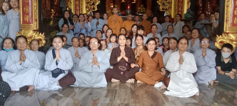 Phật tử cúng dường trường hạ tại Ninh Hoà