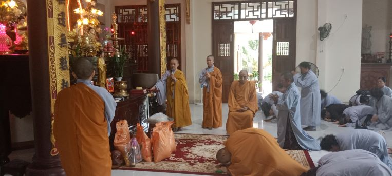 Phật tử cúng dường trường hạ tại Ninh Hoà