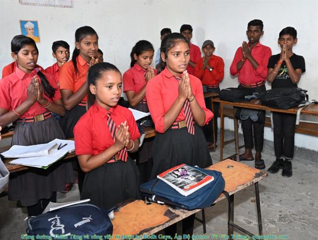 Hành hương chiêm bái Phật tích Ấn Độ và Nepal 2023 - Cúng dường Thiên Tăng và công việc từ thiện tại Bodh Gaya, Ấn Độ