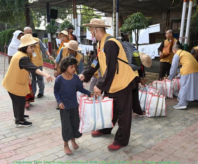 Hành hương chiêm bái Phật tích Ấn Độ và Nepal 2023 - Cúng dường Thiên Tăng và công việc từ thiện tại Bodh Gaya, Ấn Độ