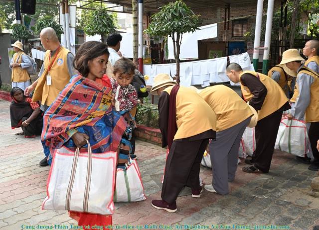 Hành hương chiêm bái Phật tích Ấn Độ và Nepal 2023 - Cúng dường Thiên Tăng và công việc từ thiện tại Bodh Gaya, Ấn Độ