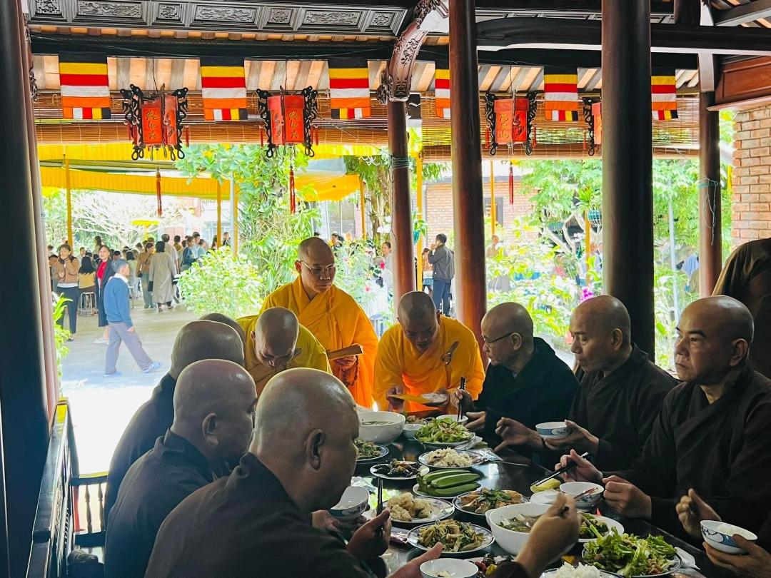Nhà Nghiên Cứu Tâm Hằng Nguyễn Đắc Xuân với Tỳ Kheo Thích Pháp Bảo ngày chu du trên đất phương Nam