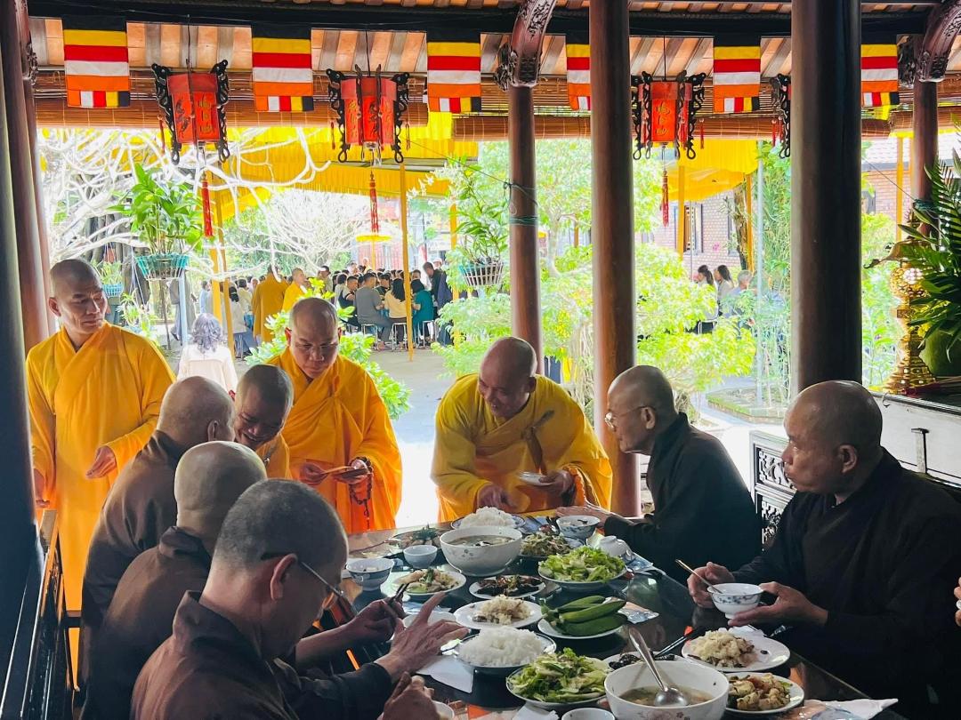 Nhà Nghiên Cứu Tâm Hằng Nguyễn Đắc Xuân với Tỳ Kheo Thích Pháp Bảo ngày chu du trên đất phương Nam