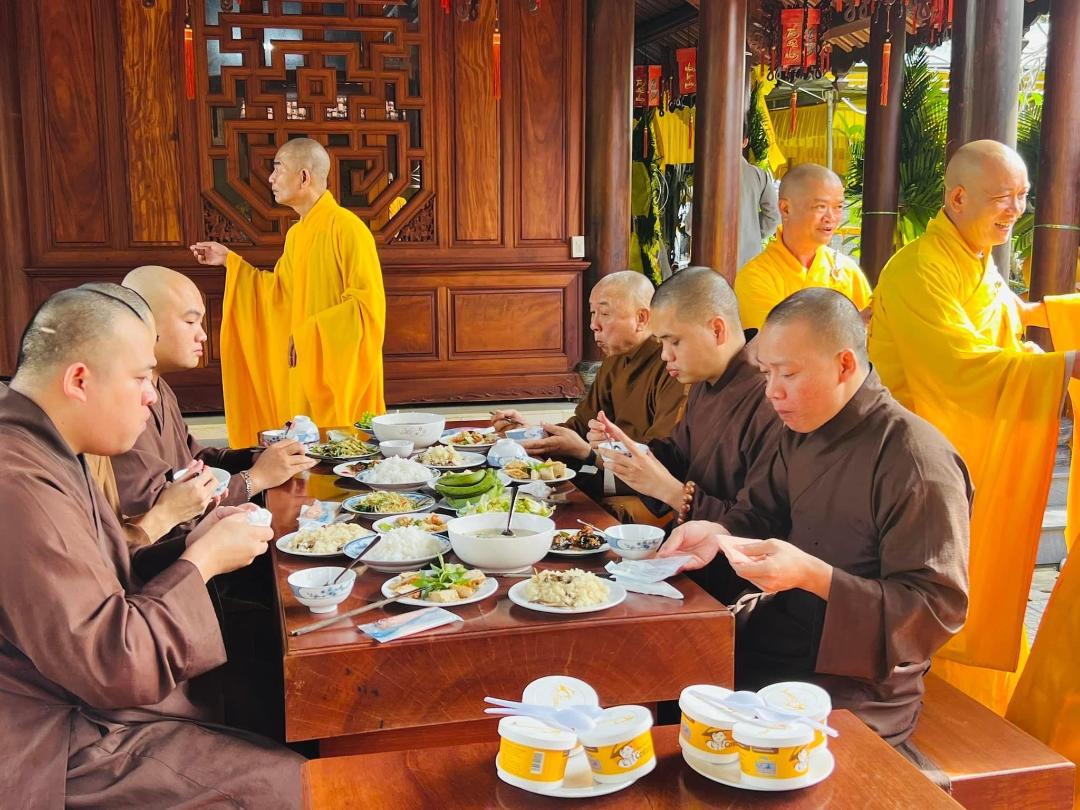 Nhà Nghiên Cứu Tâm Hằng Nguyễn Đắc Xuân với Tỳ Kheo Thích Pháp Bảo ngày chu du trên đất phương Nam