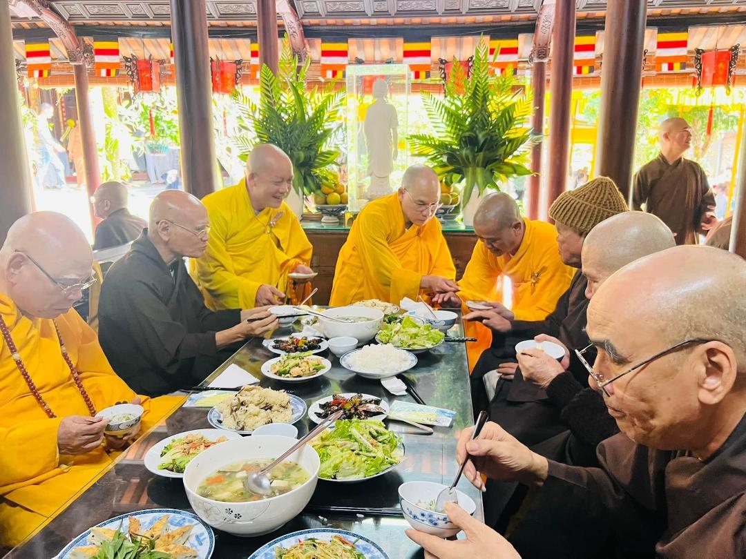 Nhà Nghiên Cứu Tâm Hằng Nguyễn Đắc Xuân với Tỳ Kheo Thích Pháp Bảo ngày chu du trên đất phương Nam