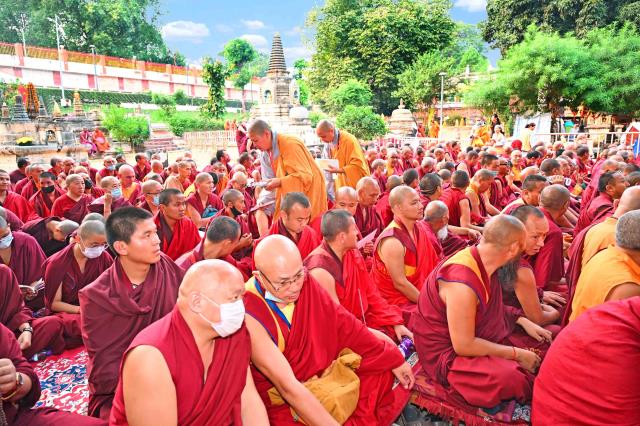 Hành Hương Chiêm Bái Phật Tích Ấn Độ Và Nepal 2023 - Cúng Dường Thiên Tăng Và Công Việc Từ Thiện Tại Bodh Gaya, Ấn Độ