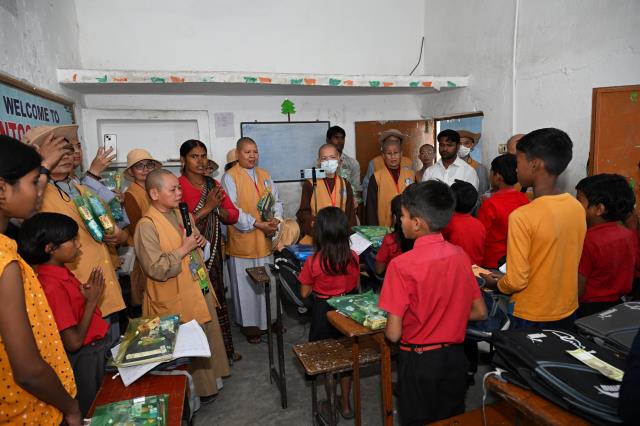 Hành Hương Chiêm Bái Phật Tích Ấn Độ Và Nepal 2023 - Cúng Dường Thiên Tăng Và Công Việc Từ Thiện Tại Bodh Gaya, Ấn Độ