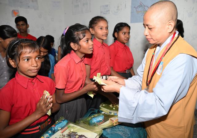 Hành Hương Chiêm Bái Phật Tích Ấn Độ Và Nepal 2023 - Cúng Dường Thiên Tăng Và Công Việc Từ Thiện Tại Bodh Gaya, Ấn Độ