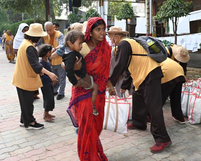 Hành Hương Chiêm Bái Phật Tích Ấn Độ Và Nepal 2023 - Cúng Dường Thiên Tăng Và Công Việc Từ Thiện Tại Bodh Gaya, Ấn Độ
