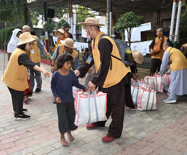 Hành Hương Chiêm Bái Phật Tích Ấn Độ Và Nepal 2023 - Cúng Dường Thiên Tăng Và Công Việc Từ Thiện Tại Bodh Gaya, Ấn Độ