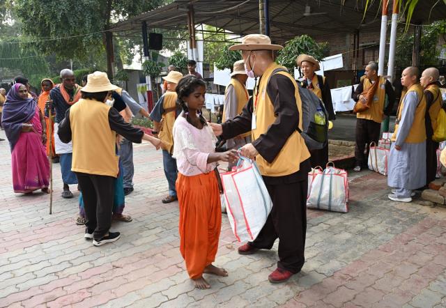 Hành Hương Chiêm Bái Phật Tích Ấn Độ Và Nepal 2023 - Cúng Dường Thiên Tăng Và Công Việc Từ Thiện Tại Bodh Gaya, Ấn Độ