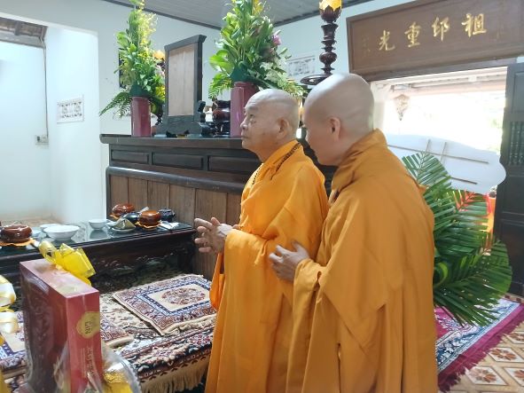 Giỗ Tổ khai sơn và đặt đá trùng tu chùa Viên Ngộ