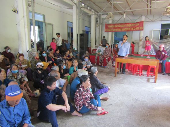 Đoàn từ thiện chùa Thiên Long trao quà cho Hội người mù thị xã Ninh Hoà.