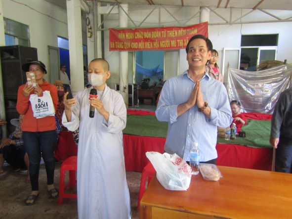 Đoàn từ thiện chùa Thiên Long trao quà cho Hội người mù thị xã Ninh Hoà.